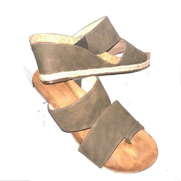 Adrienne Vittadini Women's Size 8 Olive Green Tilly Wedge Sandals Faux Suede - Picture 1 of 12